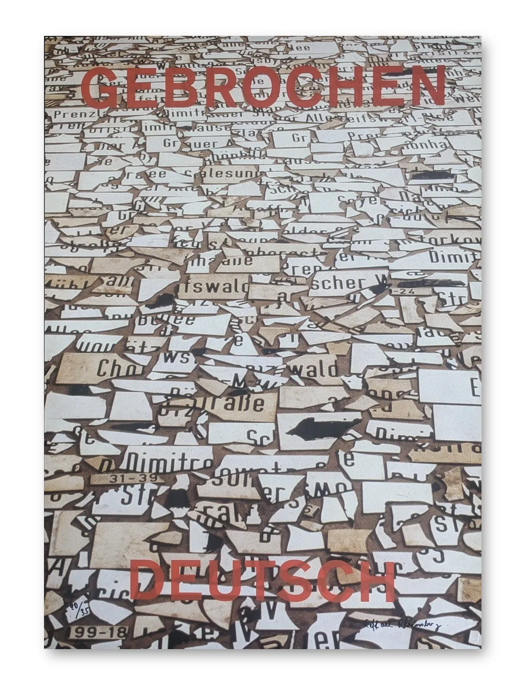Raffael Rheinsberg, Gebrochen Deutsch, 1994 – Offsetdruck mit zerfetzten Straßenschildern und Schriftfragmenten im Hochformat