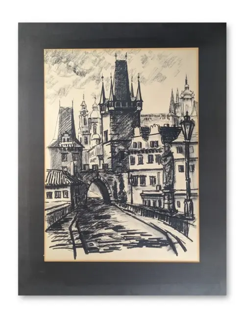 Lithografie der Prager Karlsbrücke mit Brückenturm, Heiligenstatuen, Laternen und historischer Stadtsilhouette, schwarzweiß