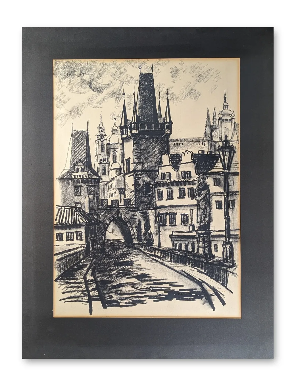 Lithografie der Prager Karlsbrücke mit Brückenturm, Heiligenstatuen, Laternen und historischer Stadtsilhouette, schwarzweiß