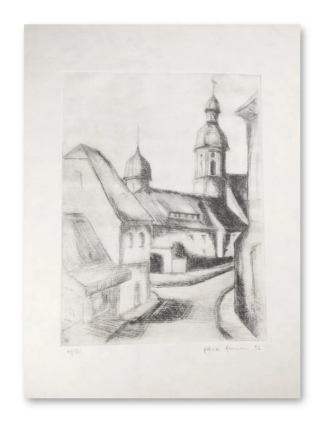Radierung einer Straßenansicht mit Kirchturm und Zwiebeldach, Hellmuth Hermann, 1992, Hochformat