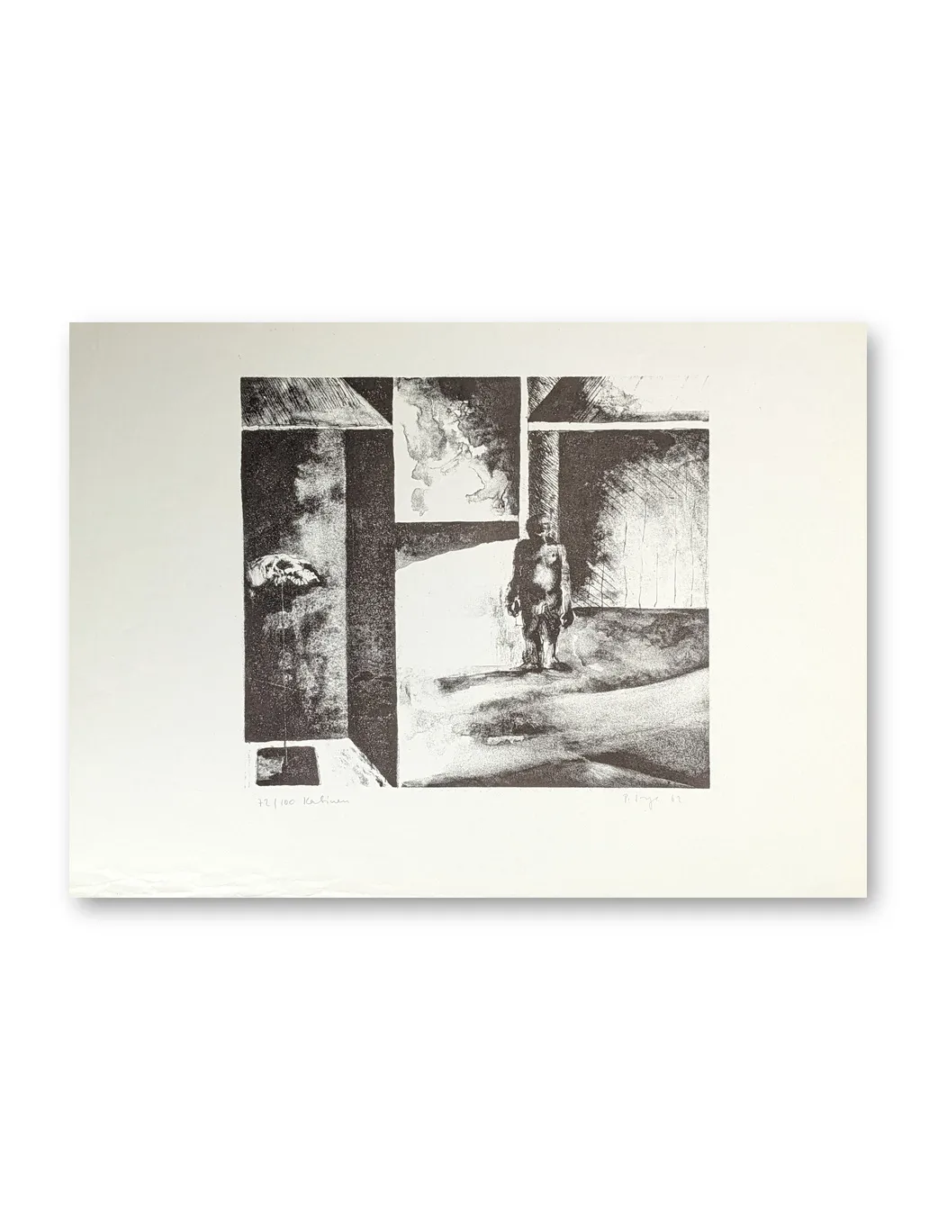Schwarzweiße Lithografie mit stehender Figur in fragmentiertem Innenraum, geometrische Schwarzflächen, Schädelmotiv links
