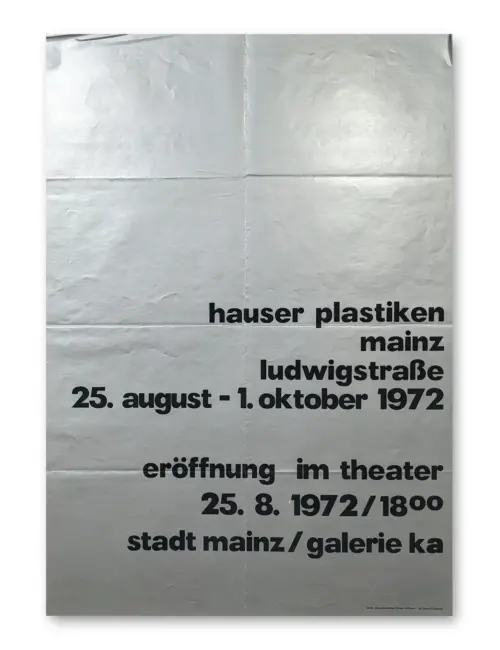Ausstellungsplakat „Hauser Plastiken Mainz 1972", Siebdruck, schwarze Groteskschrift auf silbergrauem Grund, Hochformat