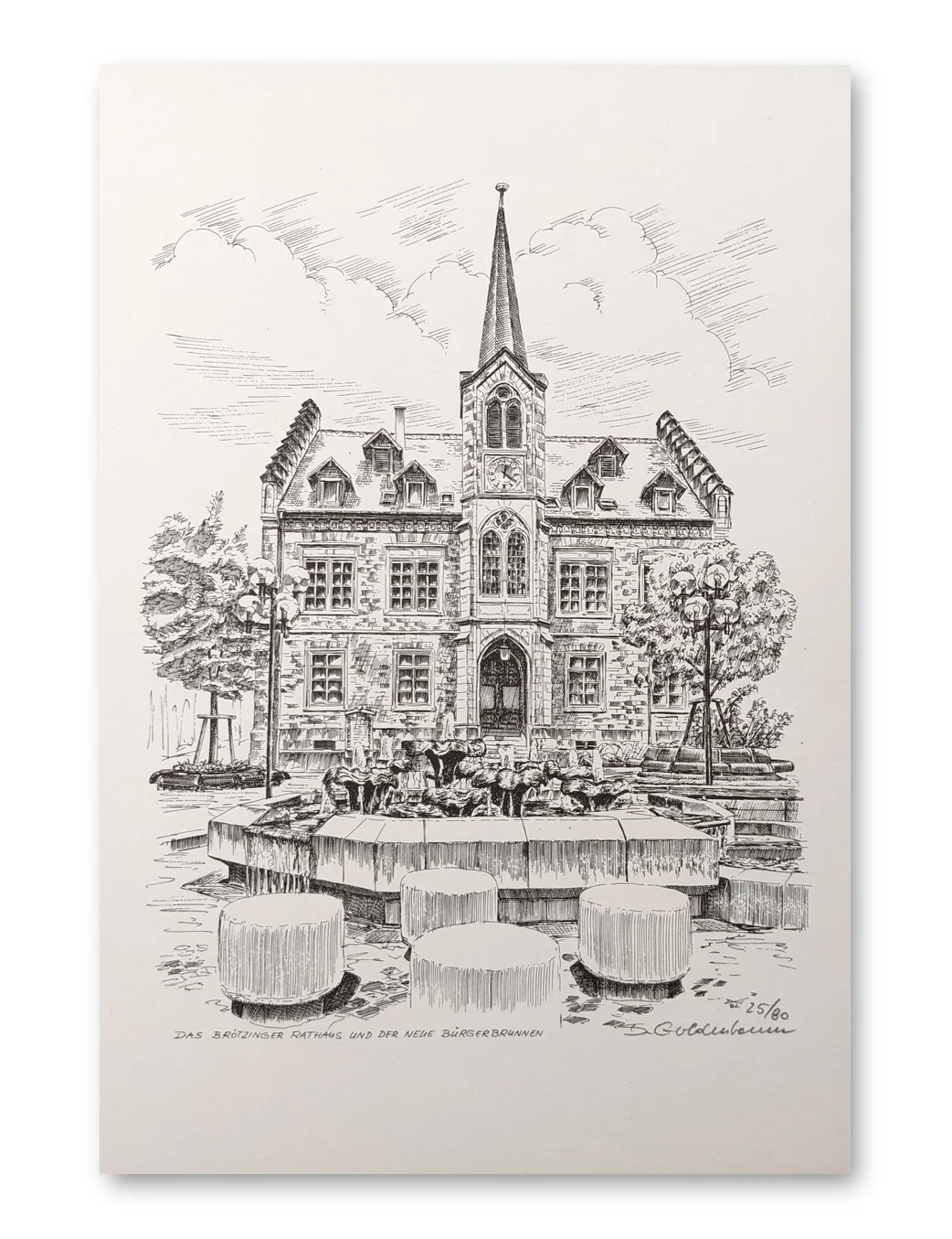 Federzeichnungsartige Druckgrafik des Brötzinger Rathauses mit neogotischem Turm und Bürgerbrunnen im Vordergrund