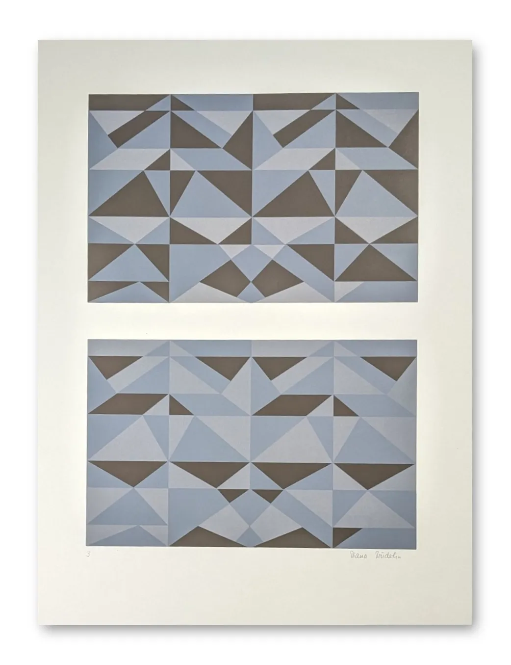 Siebdruck mit zwei geometrischen Rastermustern aus Dreiecken in Blaugrau und Graubraun auf weißem Papier