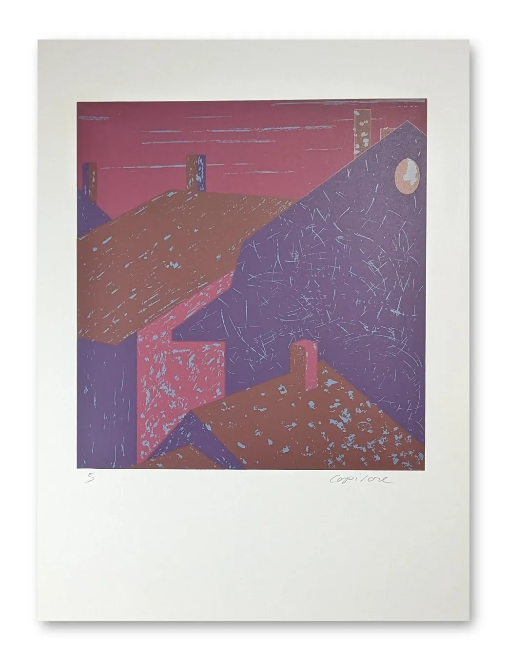 Farbiger Siebdruck mit abstrahierten Hausdächern und Schornsteinen in Violett, Rosa und Braun unter nächtlichem Himmel