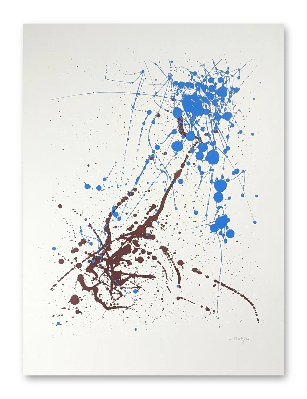Abstrakter Siebdruck mit blauen Farbspritzern und braunen Tuscheläufen auf weißem Grund, Hochformat