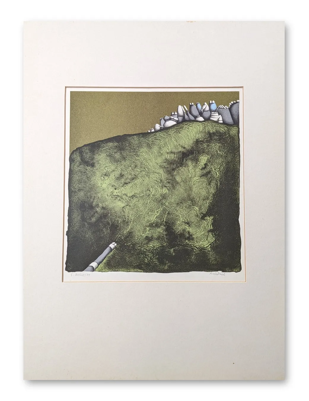 Lithografie von Günter Dollhopf: moosbedeckter Fels mit kleinen figurativen Elementen auf der Kuppe, Goldton-Hintergrund
