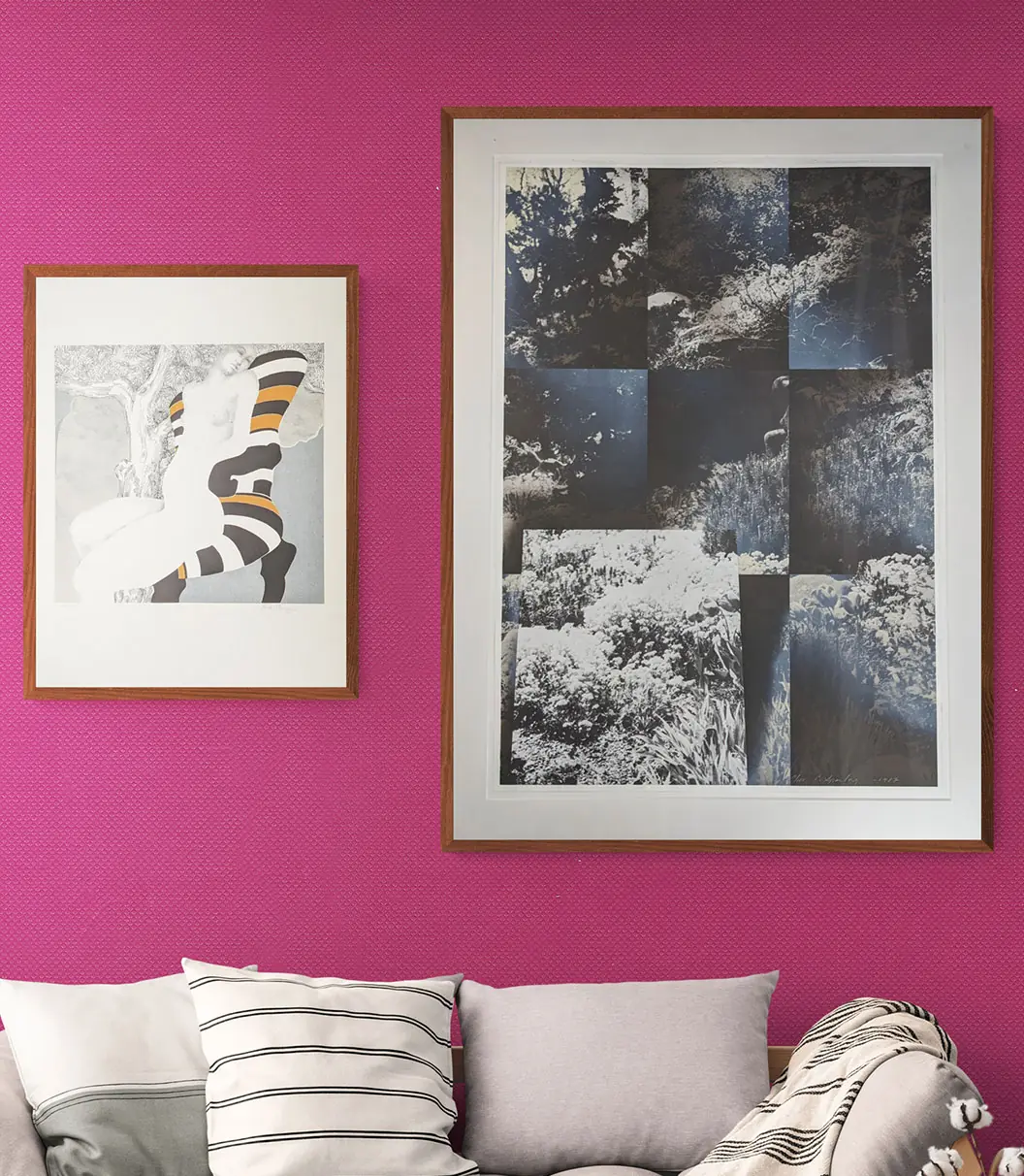 Echte Kunstwerke online kaufen: Grafiken an einer rosa Wand Sofa-rosa-zwei-Druckgrafiken Echte Kunstwerke online kaufen - Druckgrafiken an einer rosa Wand